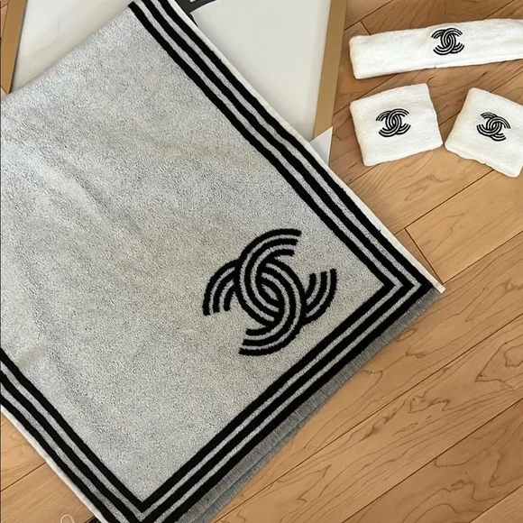 CHANEL Tennis Set with Black and White Accents - Picture 6 of 8